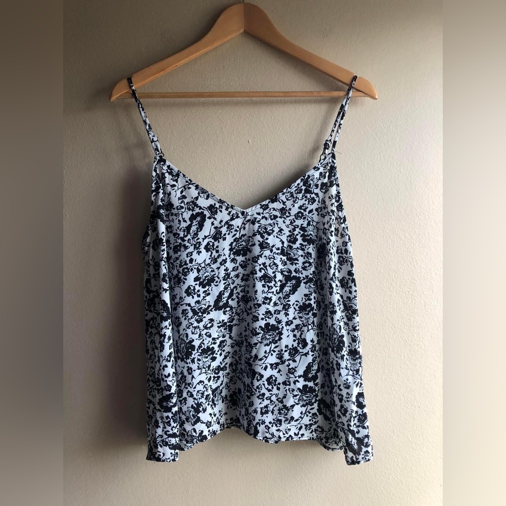 Aqua Women’s Sleeveless Black/White Blouse Size M